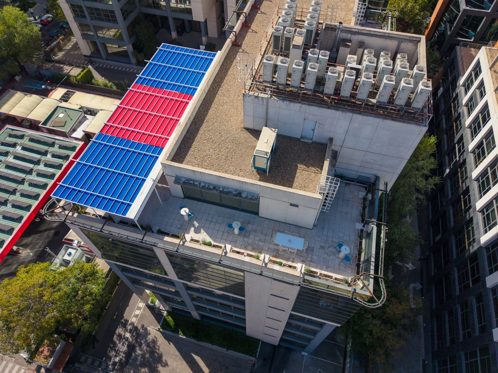 Vista aérea de la cubierta del edificio de ASEFA al finalizar el proyecto