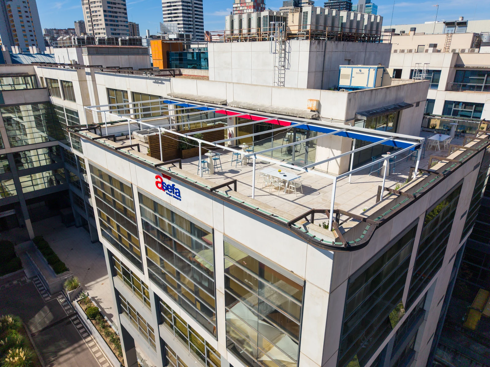 Vista aérea de la terraza y fachada de ASEFA al finalizar la obra